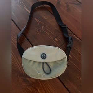 Retro lulu cross body bag! Soft green colour.